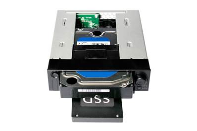 Accueil interne 2 disques: un 2,5" et un 3,5" SATA, dans une baie 5,25"